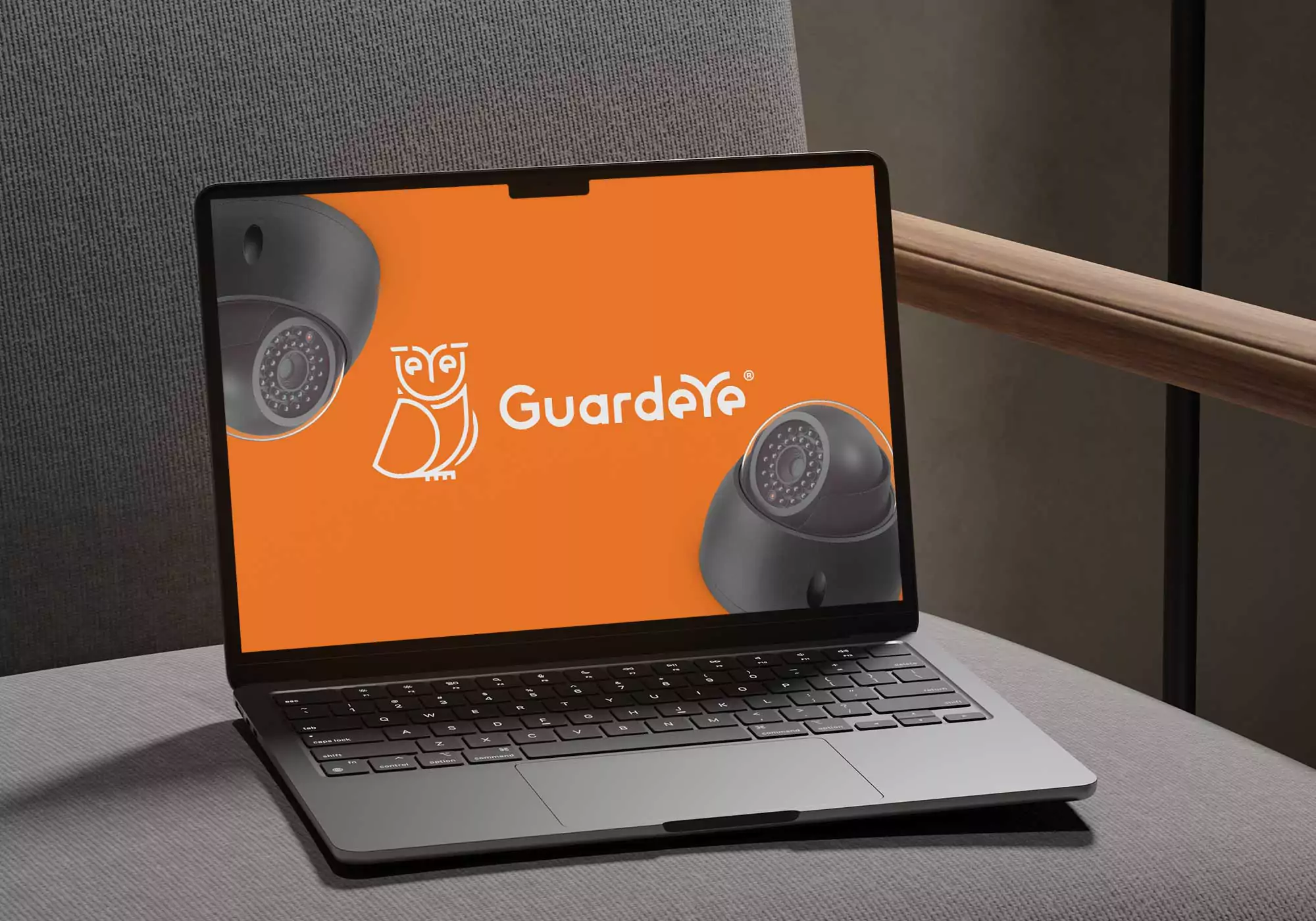 computer appoggiato su una sedia con a schermo il logo di Guardeye