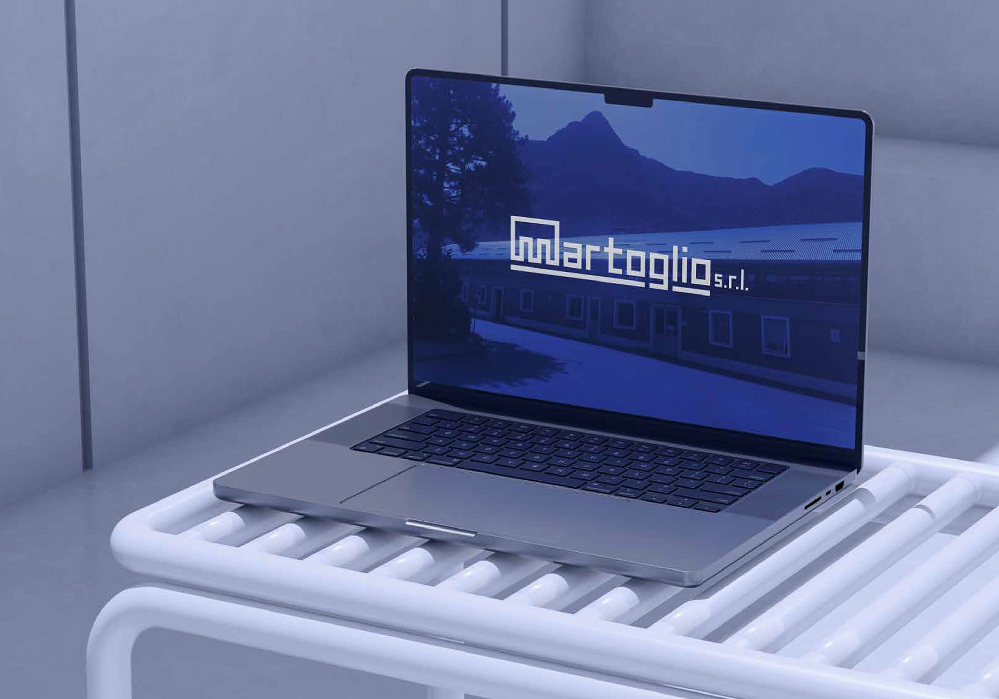 laptop con il nuovo design del restyling del logo di Martoglio Srl sullo schermo