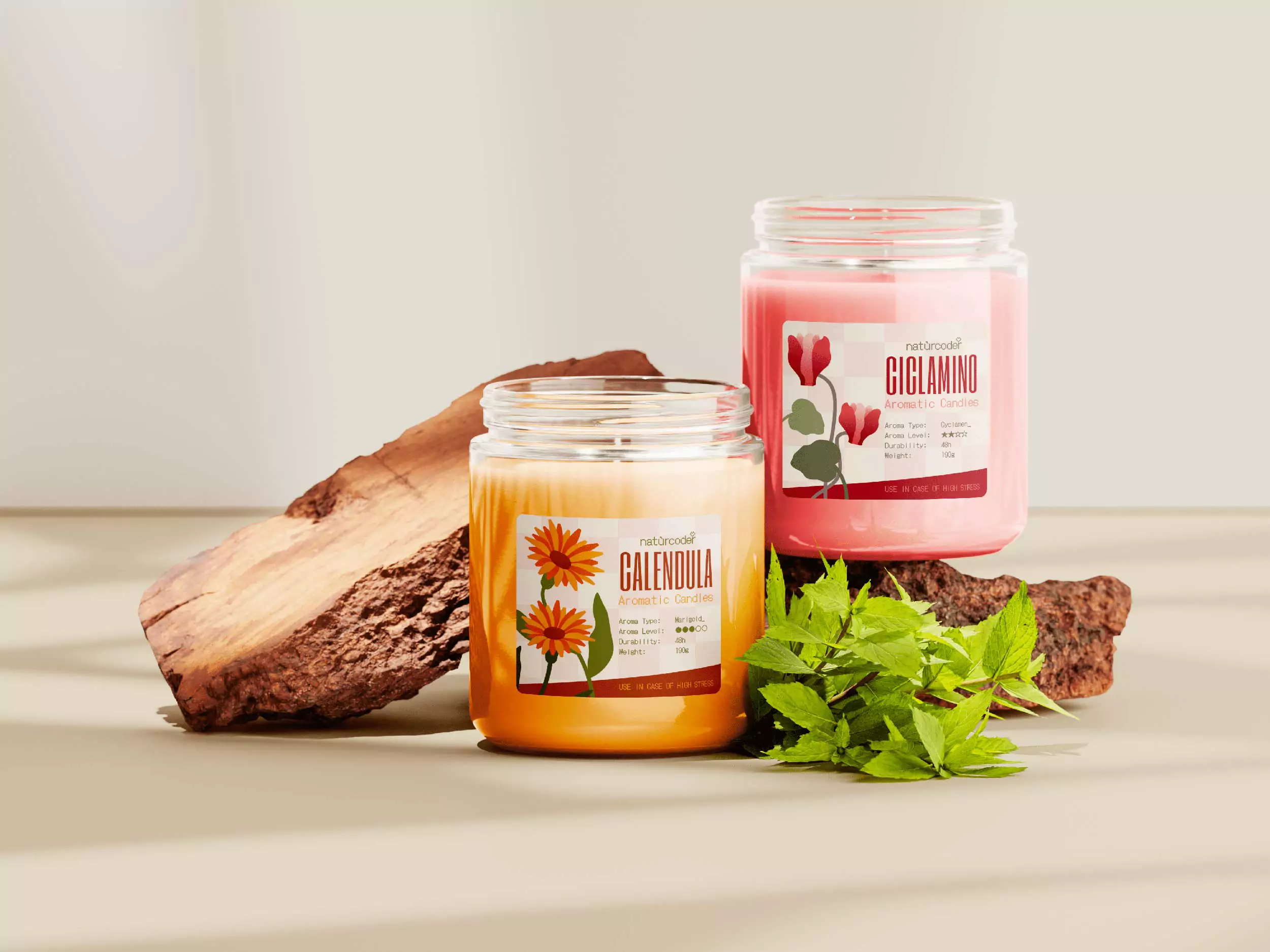 due contenitori di candele appoggiate su un tronco con packaging personalizzato
